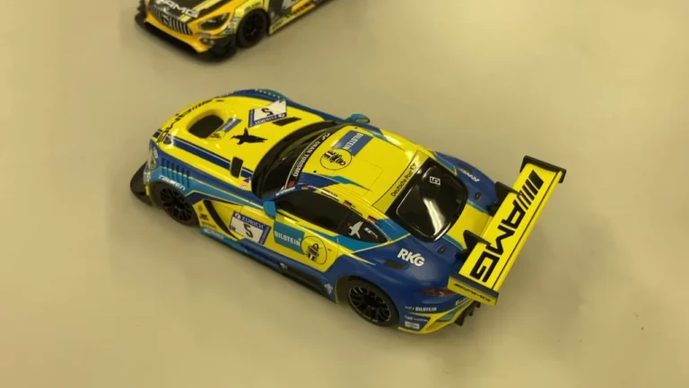 TeamMiniZ　RWD Mercedes AMG の新色を紹介しています　週間ミニッツ10月18日号