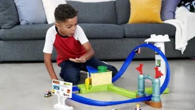 マテル・インターナショナル株式会社　スーパーキノコボタンやコインなど本物さながらの仕掛けとともに迫力満点のスピード勝負を体感！「マリオカート サーキットコース」５月下旬より発売