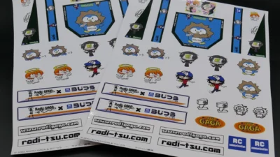 らじつう1周年記念！！「RADIO GAGA×らじつう – ラジコン通信コラボレーションステッカー」2枚セット販売開始！