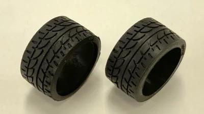 KYOSHO RC BLOG　ラジアルタイヤの左右と方向性について説明しています。週刊ミニッツ8月8日号