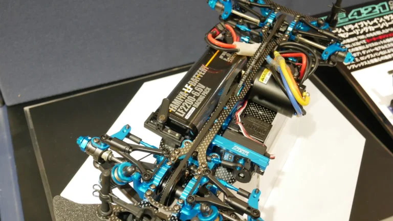 【連載】らじつう編集部がメーカーさんに聞いてみた・ホビーショー番外編「タミヤ TRF421 サスペンションアームについて」