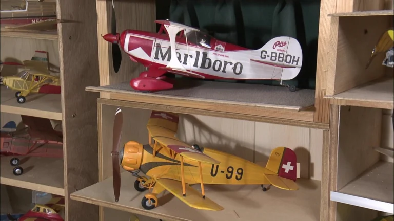 おとなの秘密基地 「「ゴム動力飛行機」知ってますか? たった20グラムの機体に想いを込める愛好家に密着しました」