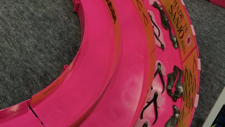 おとなの秘密基地 ■タミヤとものづくり企業12社が作るユニークなミニ四駆コース 独自の装飾でホビーの魅力をアピール!