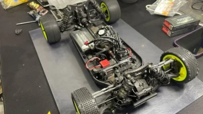 株式会社ヨコモ　「Yokomo Product Information – マスターオフロード2.0/MO2.0⑧つくばRCアリーナ/カーペットセッティング」